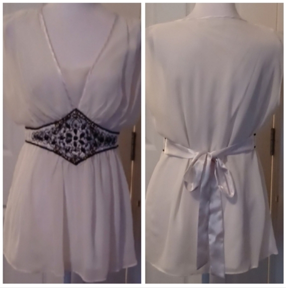 💙🏍Elegant White Sleeveless Top with Black Embellished Waist - Picture 1 of 9